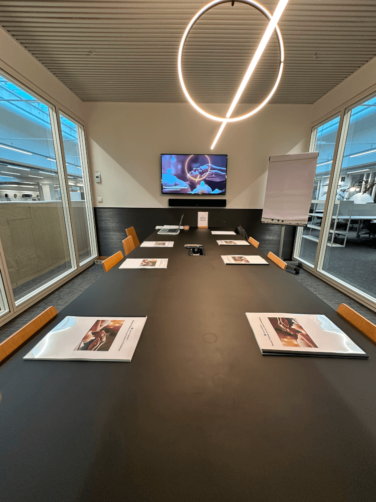 Salle de formation FJCE à Liège, syllabus posés sur la table